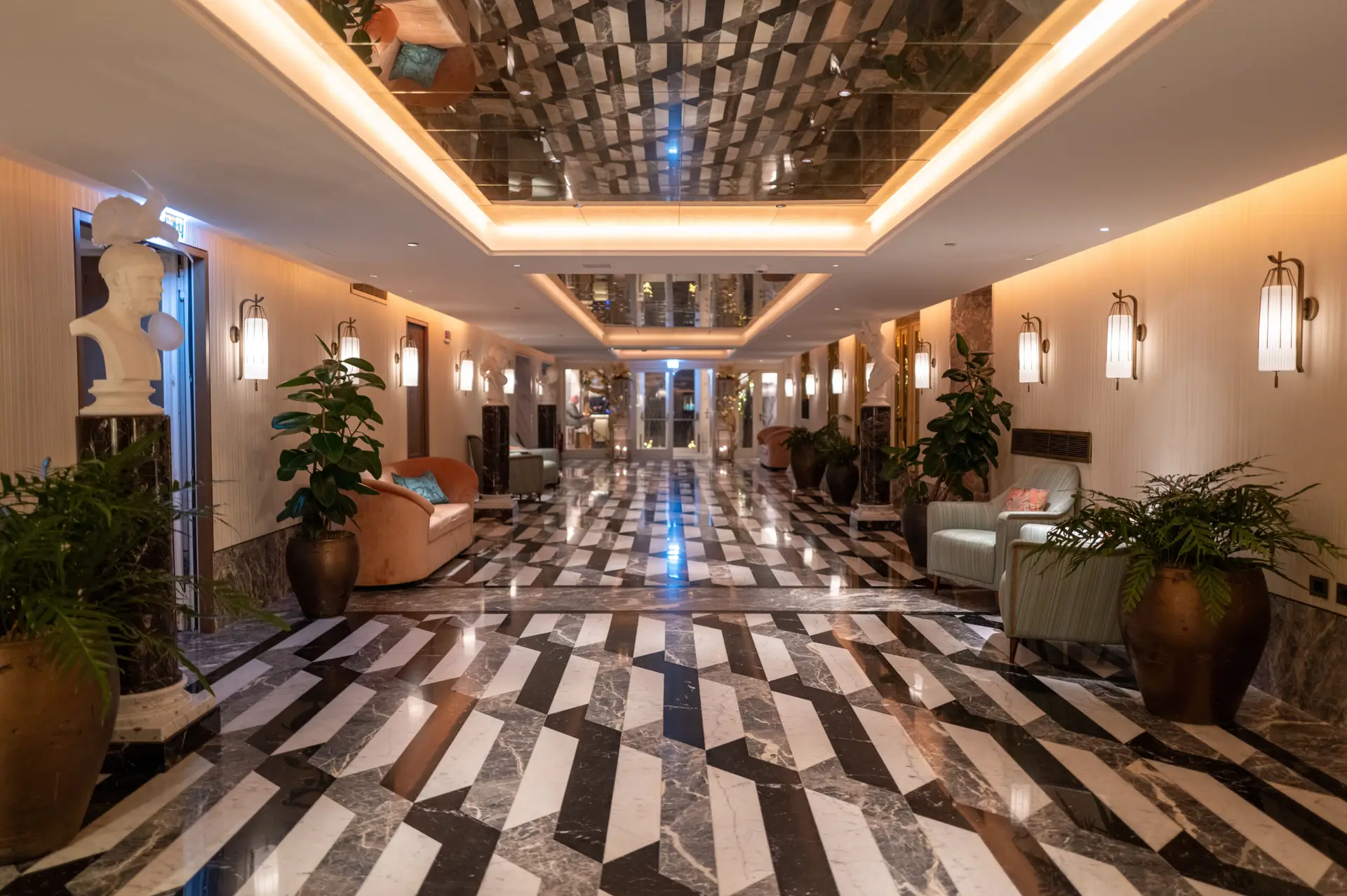 Pasillo de hotel con diseño geométrico
