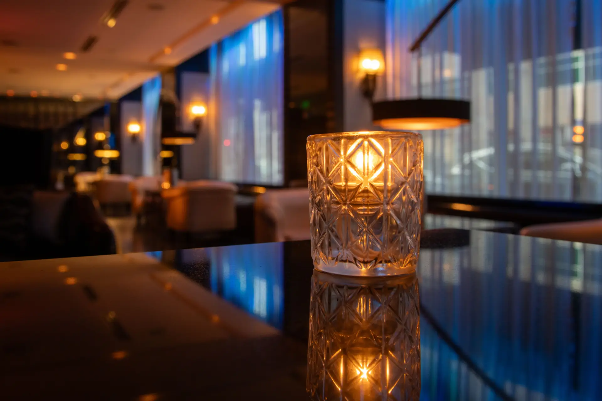 Zona lounge con iluminación tenue