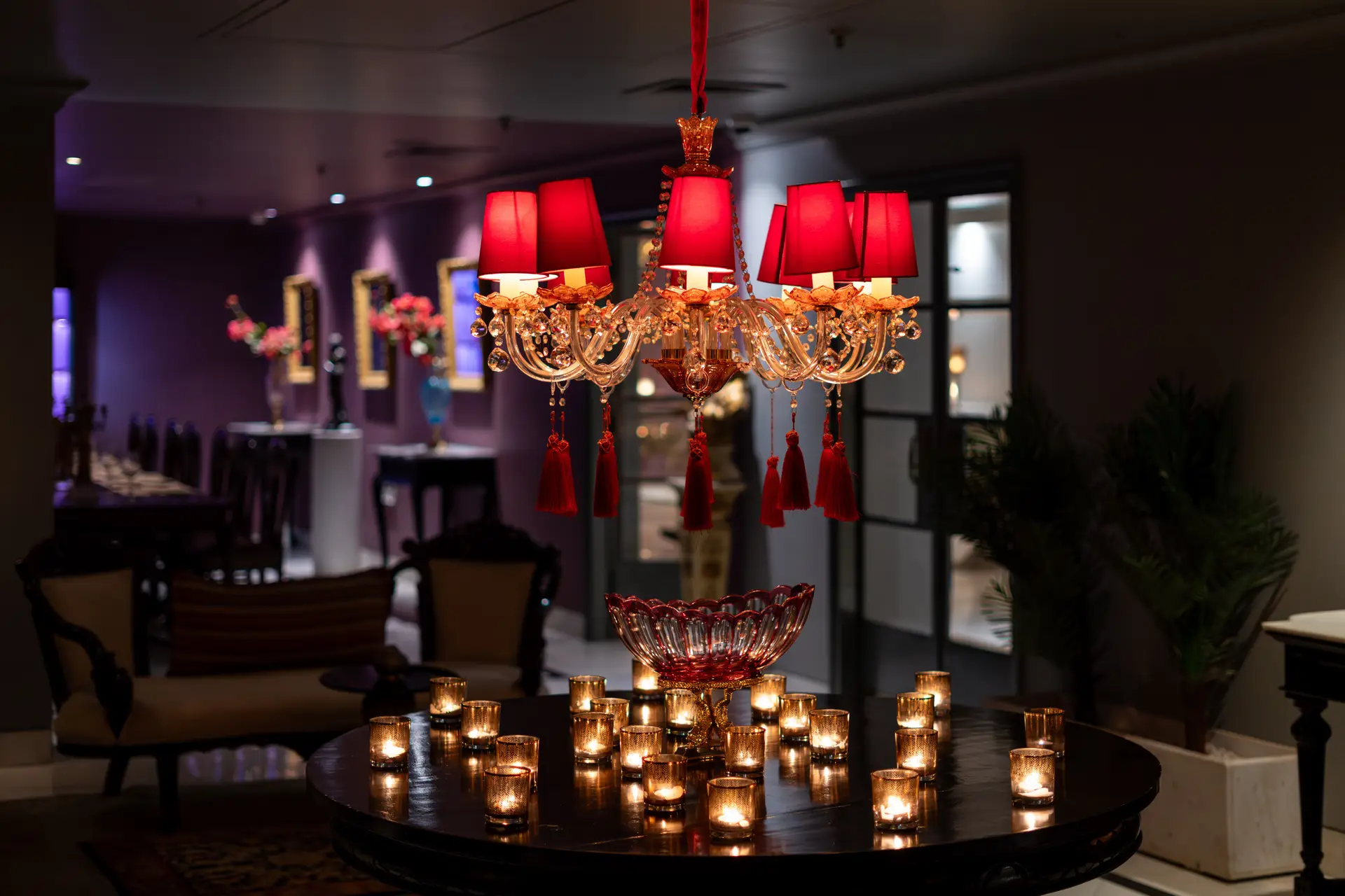 Salón interior con iluminación elegante
