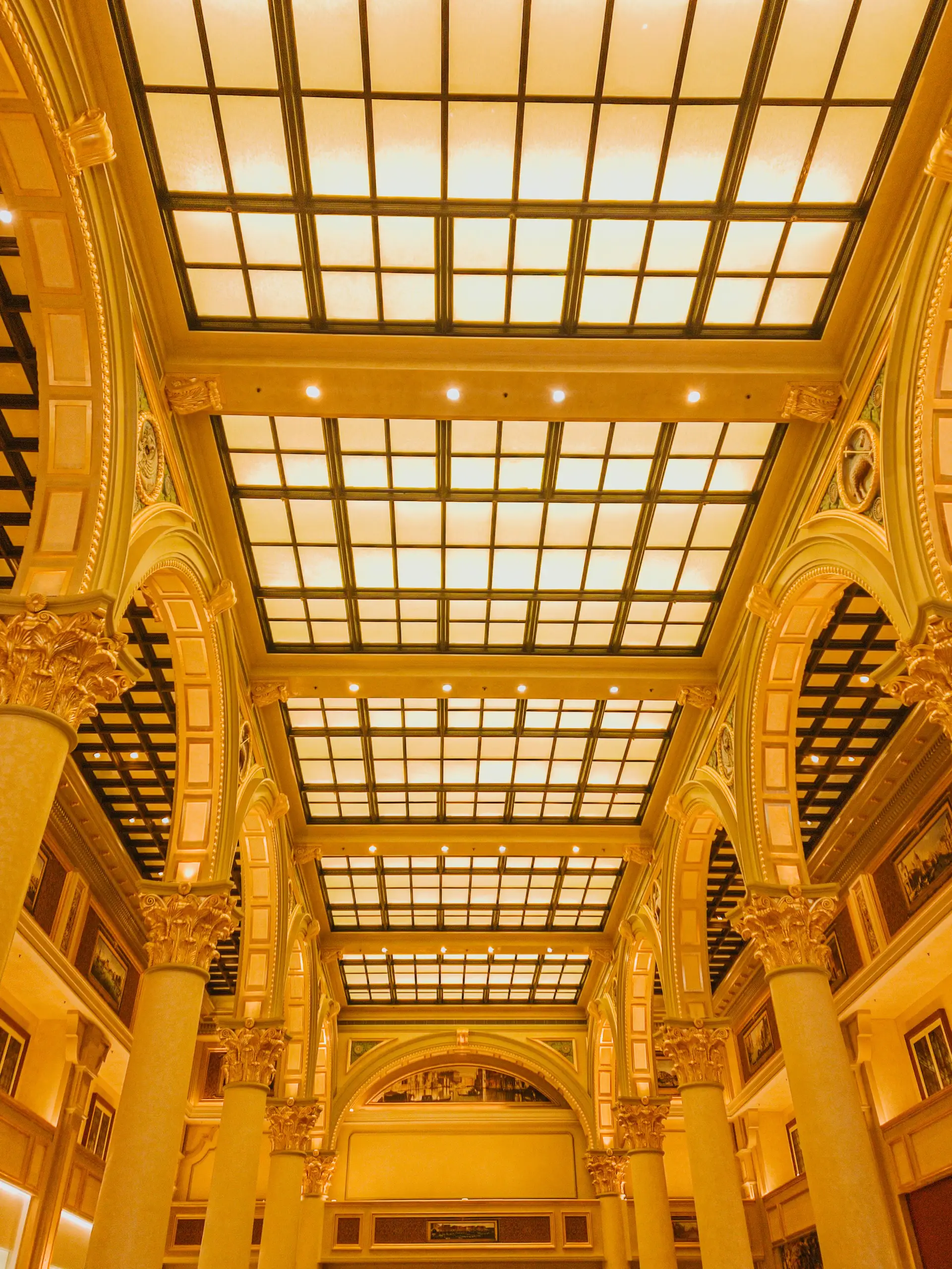 Detalle arquitectónico de iluminación dorada
