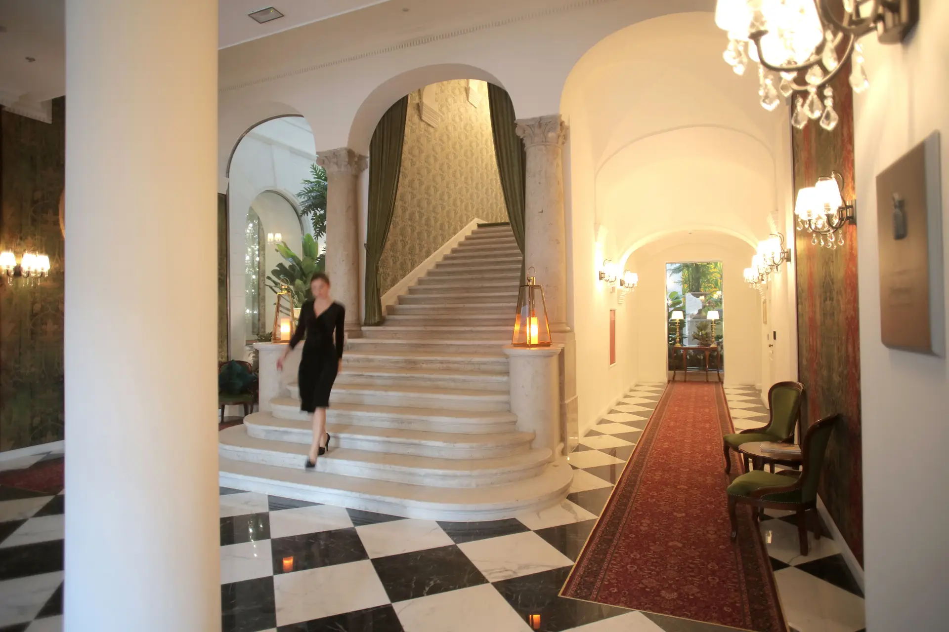 Escalera clásica y luminosa en el interior del hotel