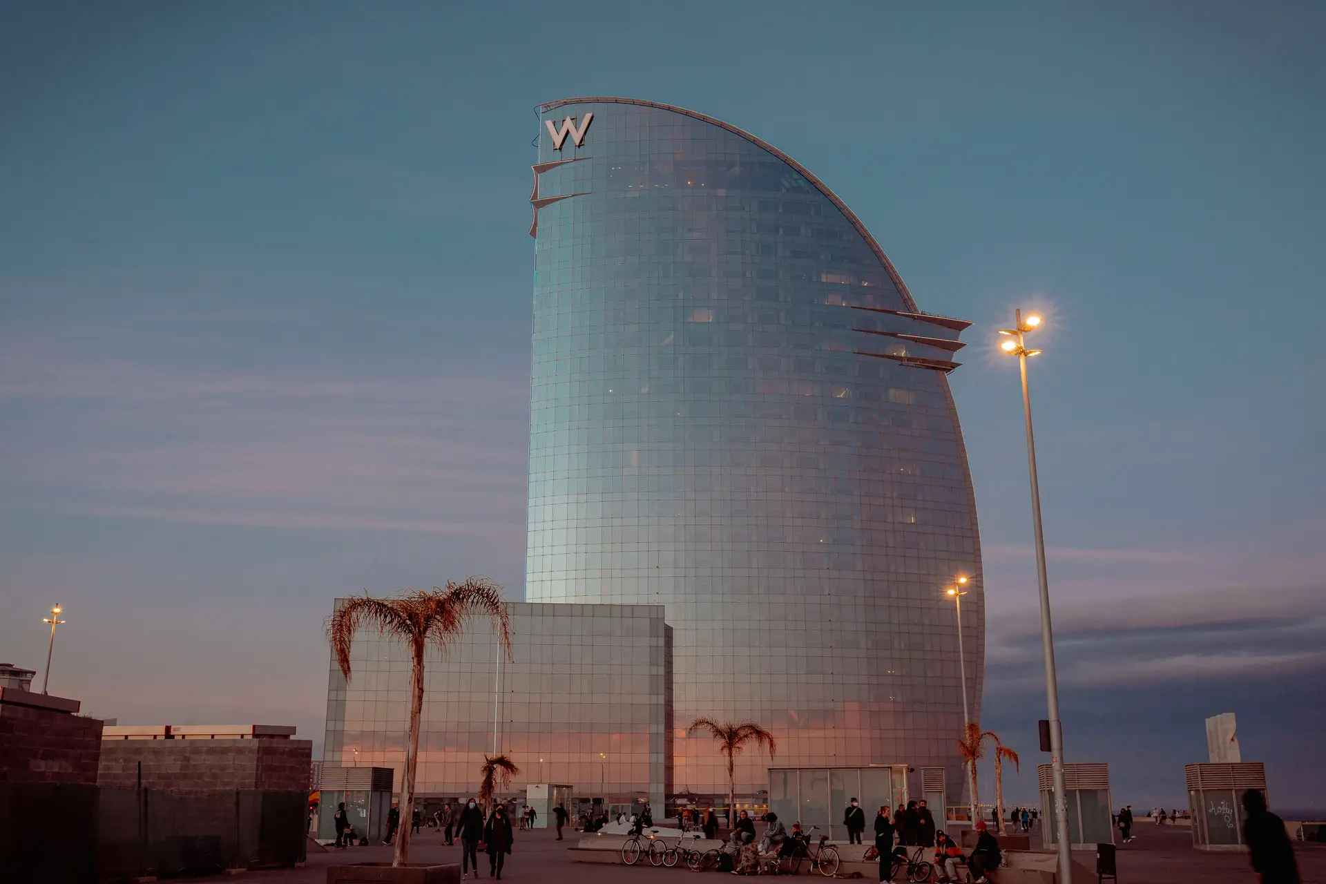 Vista nocturna de arquitectura contemporánea en España