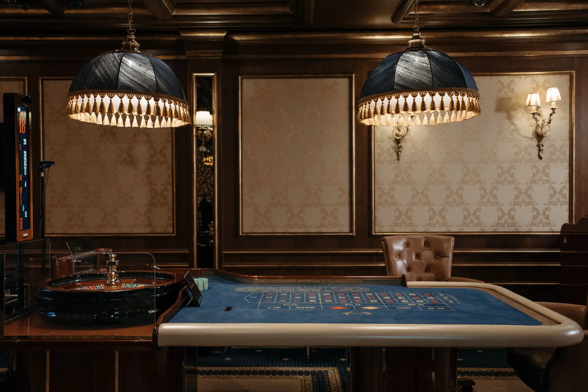Mesa de casino en un salón clásico