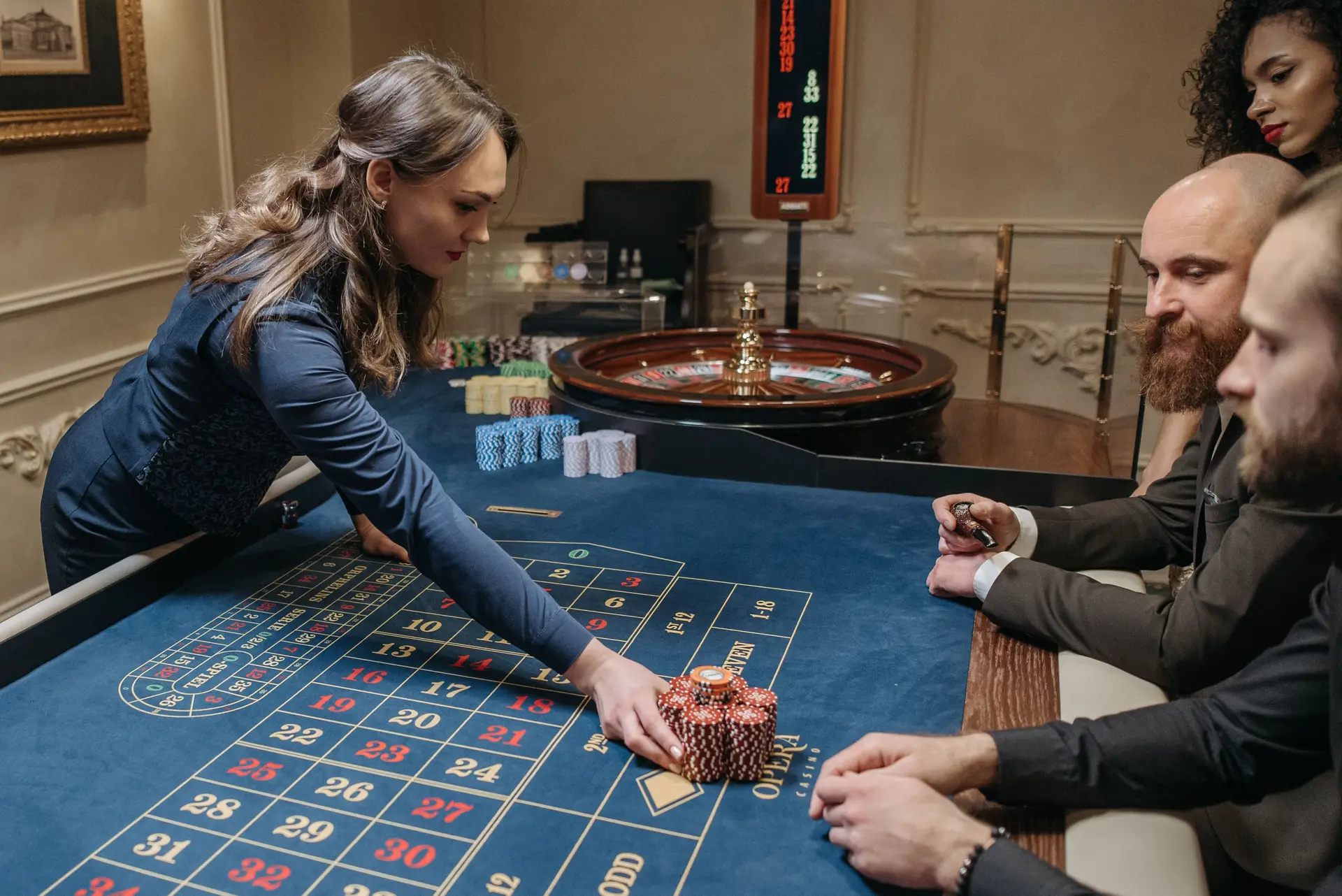 Mesa de blackjack con crupier