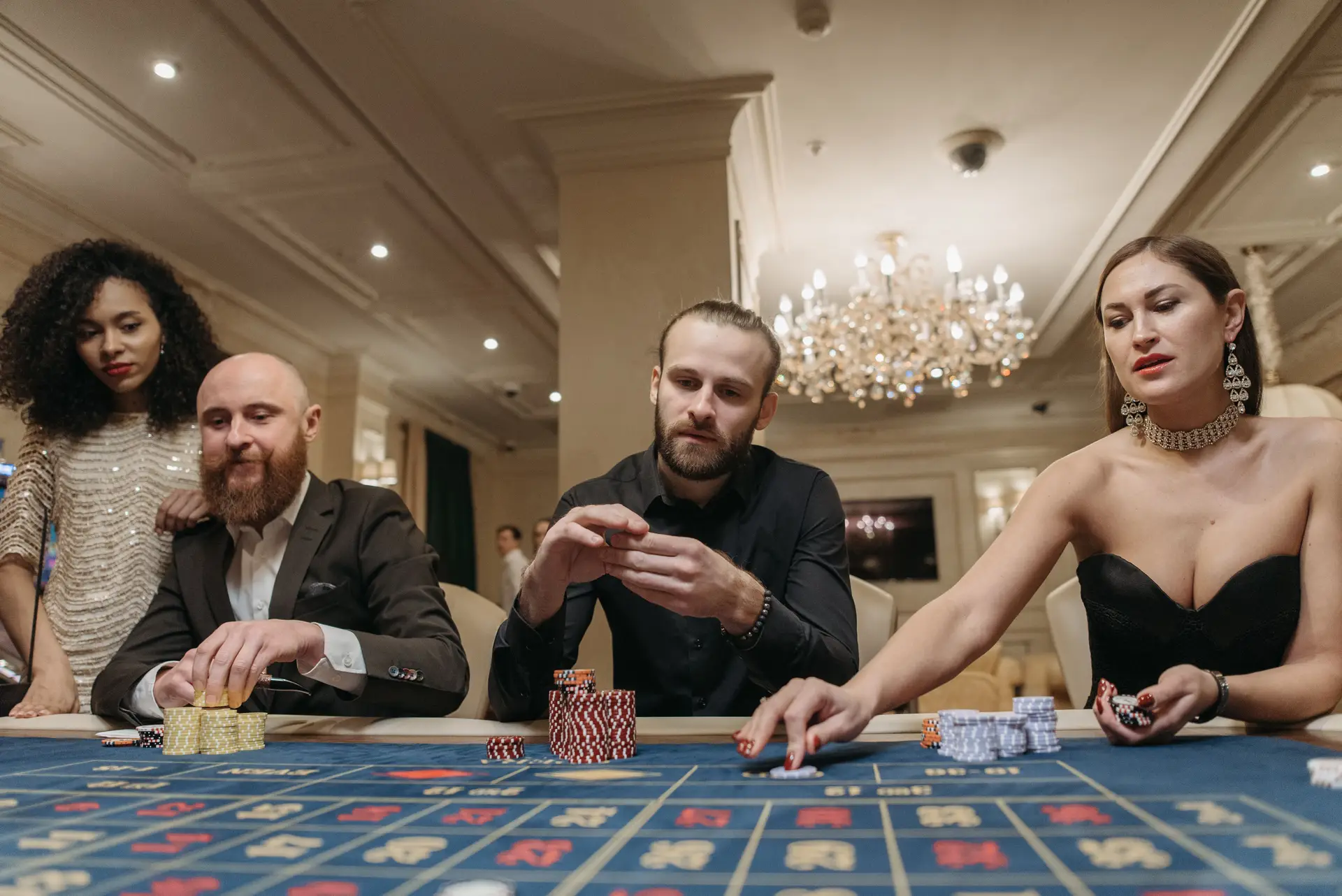 Mesa de casino en un salón elegante